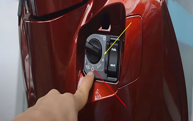 Cách khóa cổ xe máy khóa thông minh