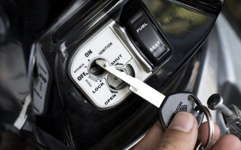 cach-mo-khoa-xe-airblade-doi-cu